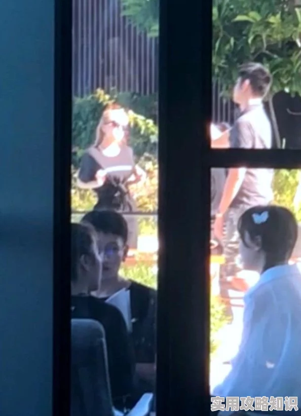 帅哥被摸路人纷纷围观拍照现场一度十分混乱